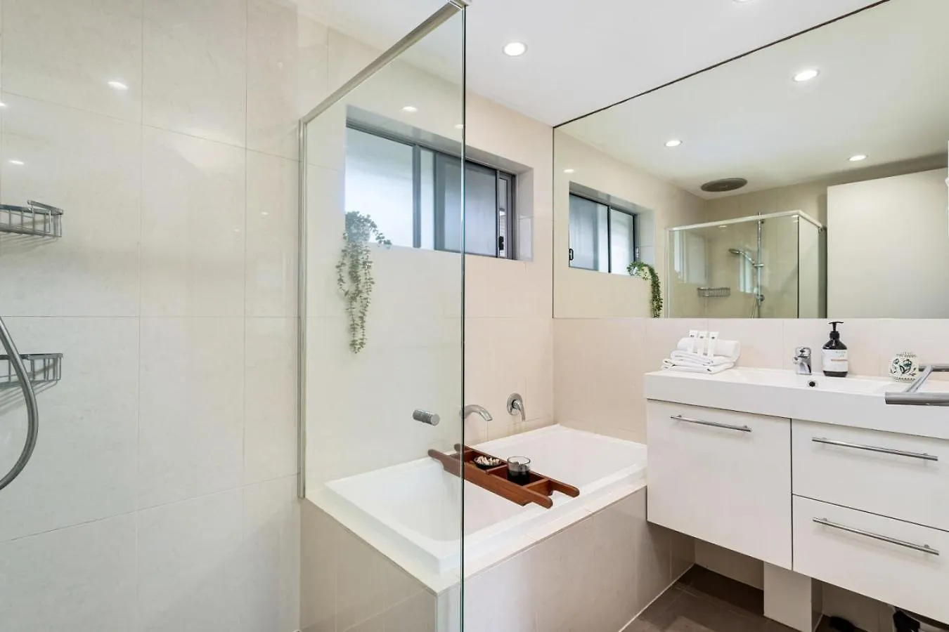 Mermaid Waters Waterfront Hideaway Gold Coast Feriehus